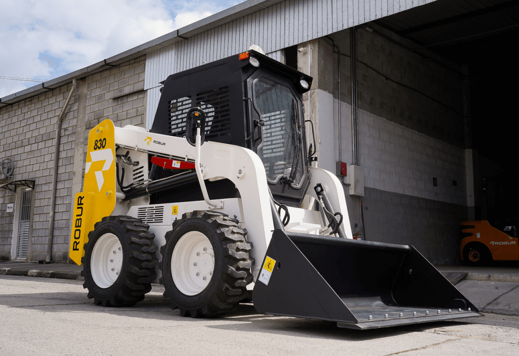 Foto Mini Carregadeira ROBUR
